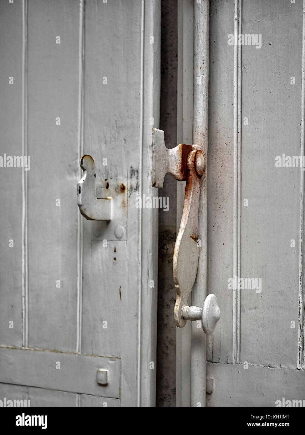 Rostige alte Riegel auf Fensterläden aus Holz Stockfotografie - Alamy