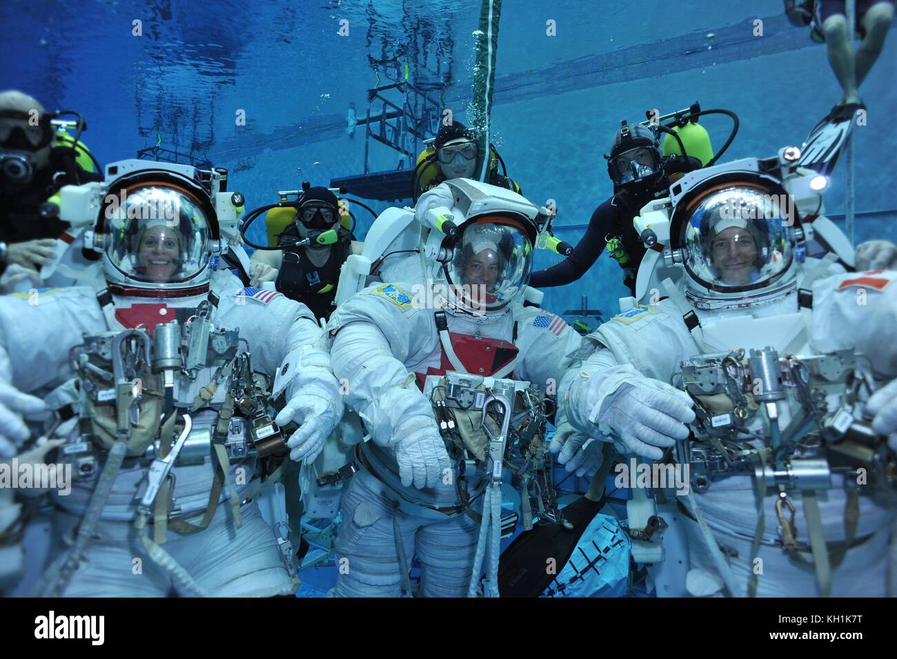 Csa astronaut David saint-Jacques, rechts, unter Wasser mit anderen Astronautenanwärter kathleen Rubins, Links, und Scott Kribbeln im Neutral Buoyancy Laboratory spacewalk Training am Johnson Space Center, 24. August 2010 in Houston, Texas. Stockfoto