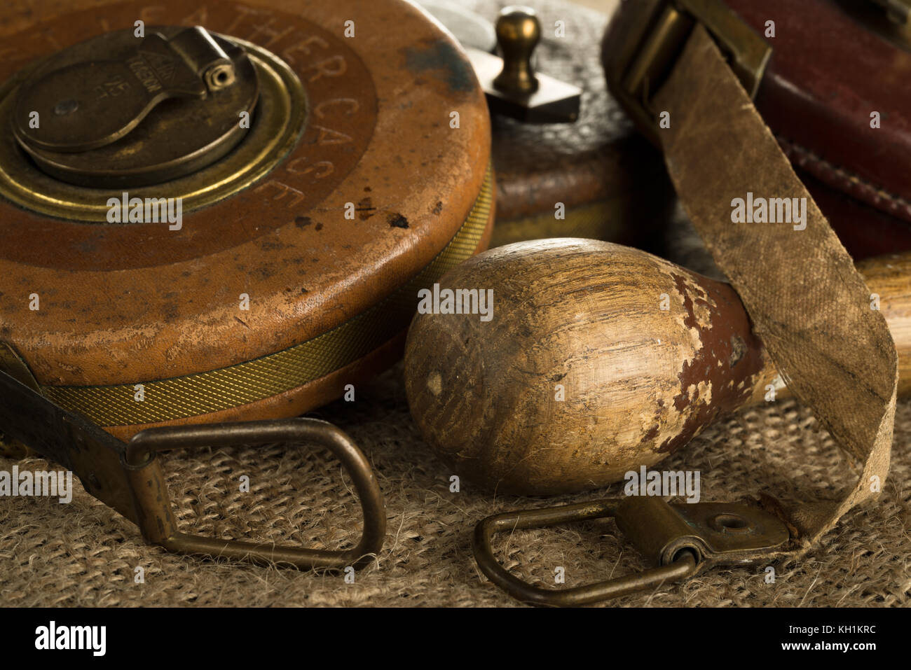Einige alte Maßbänder still life Stockfoto