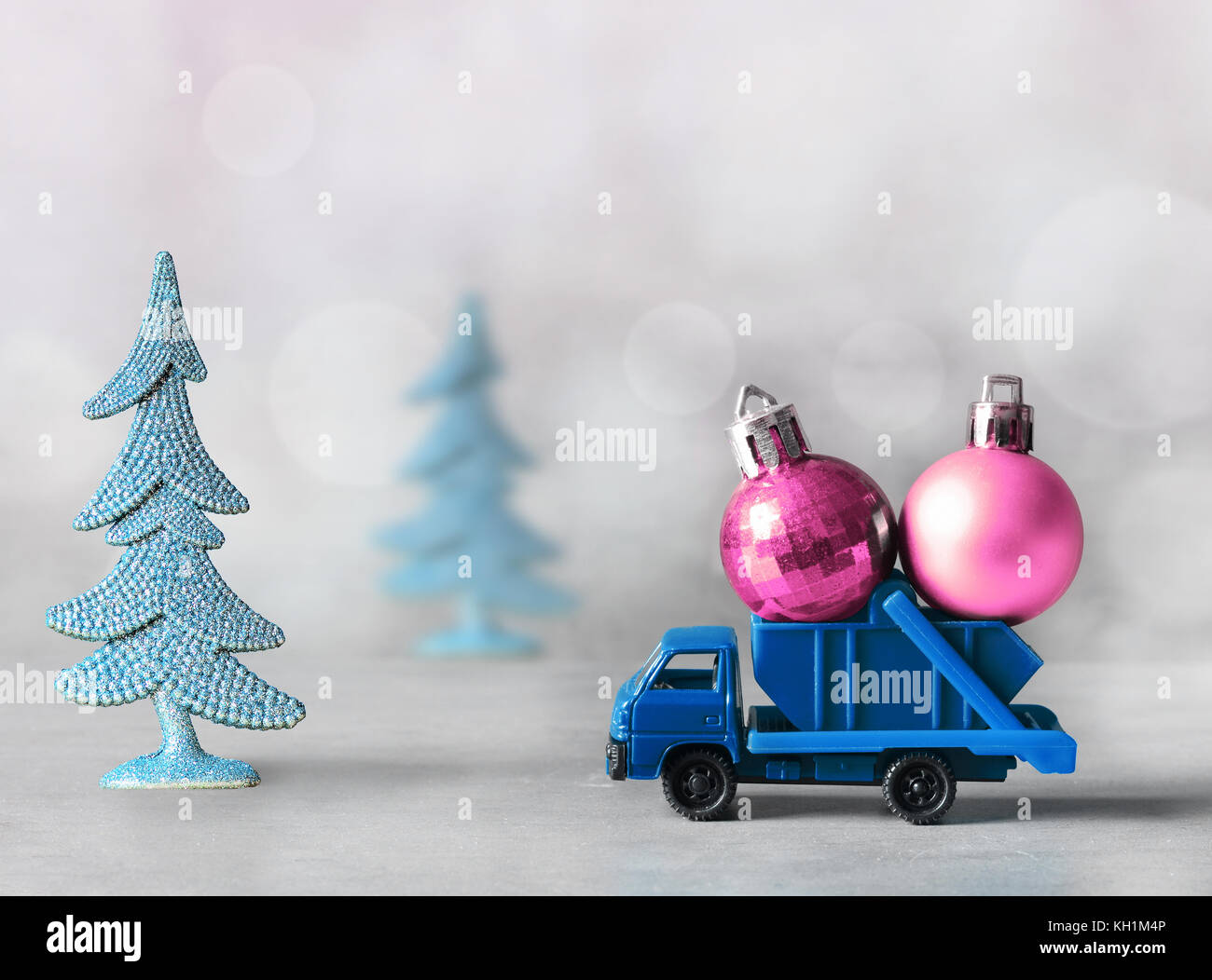 Weihnachtsdekoration . LKW Auto Dekorationen Für Weihnachtsbäume .  Weihnachtskugel Lizenzfreie Fotos, Bilder und Stock Fotografie. Image  88151285.