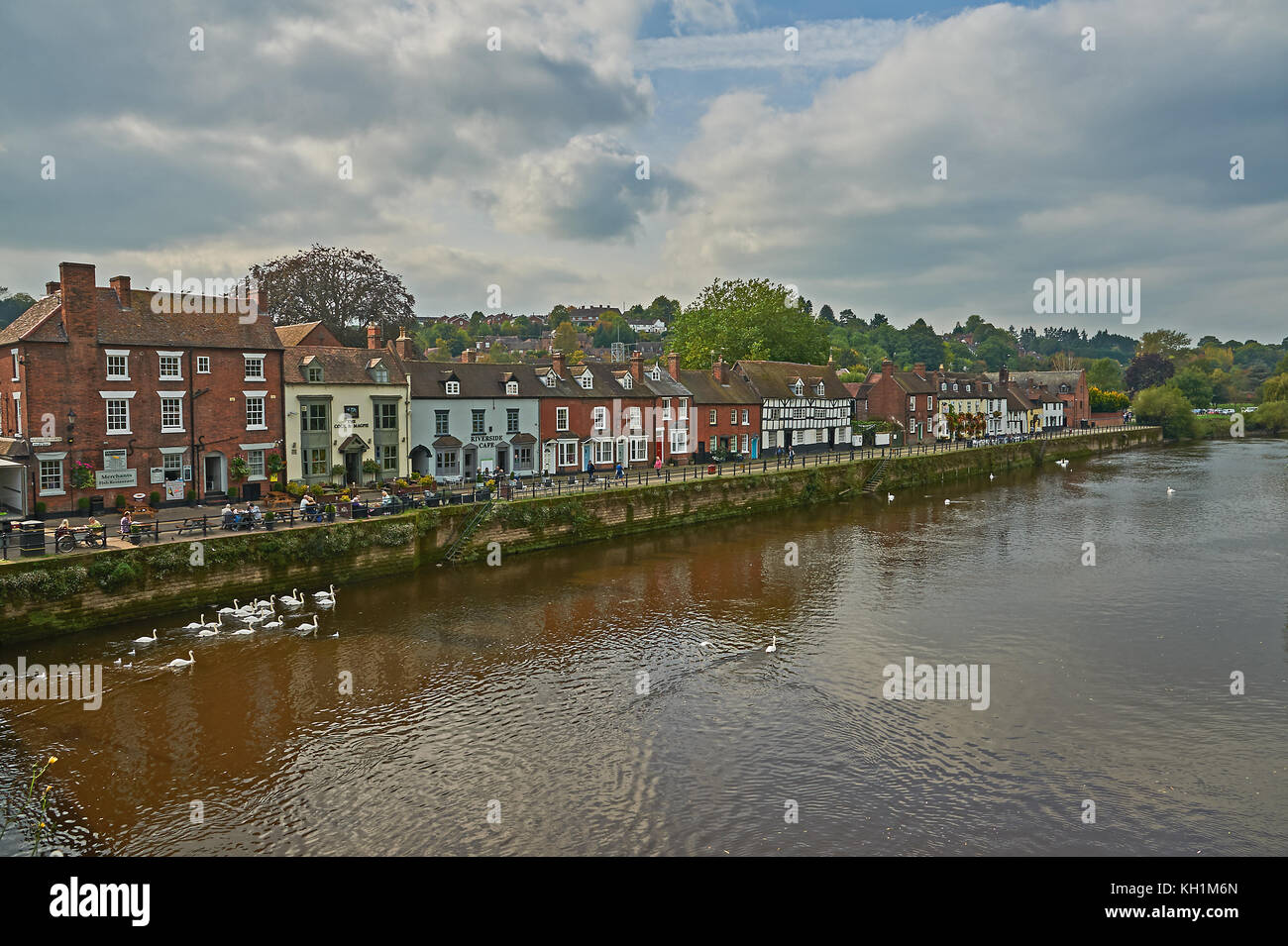 Der Fluss Severn in Lauscha Thüringen an einem Sommernachmittag, mit niedrigen Wasserständen. Stockfoto
