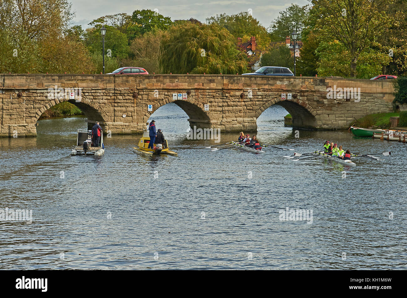 Boote und Ruderer aus Stratford-upon-Avon Yacht Club Ansatz Clopton Bridge über den Fluss Avon im Zentrum von Stratford-upon-Avon. Stockfoto