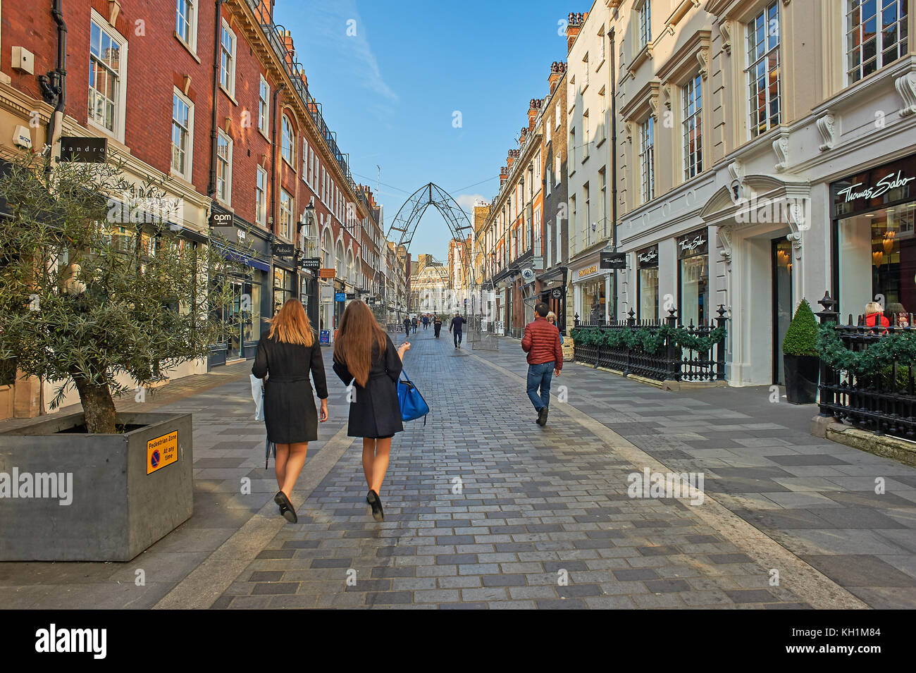 Zwei Frauen entlang einer Fußgängerzone im Londoner West End Stockfoto