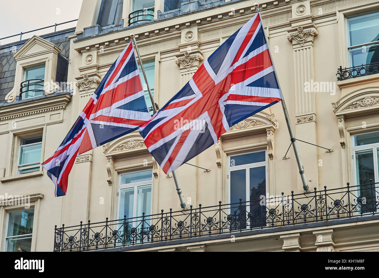 Zwei flags von Großbritannien, die gemeinhin als Union Jacks, fliegen von einem Gebäude im Zentrum von London. Stockfoto