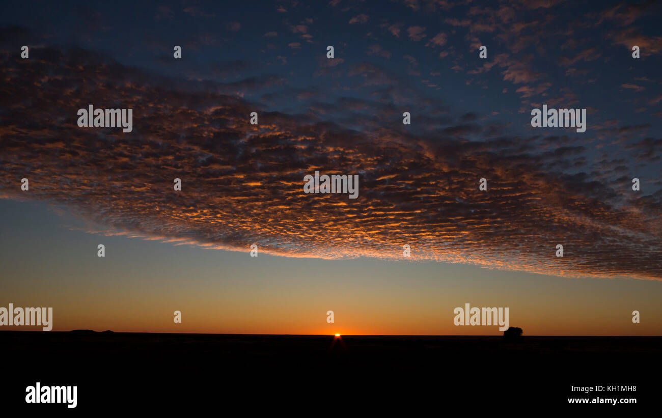 Sun Rise mit Reflexionen aus einer Wolke Bildung Stockfoto