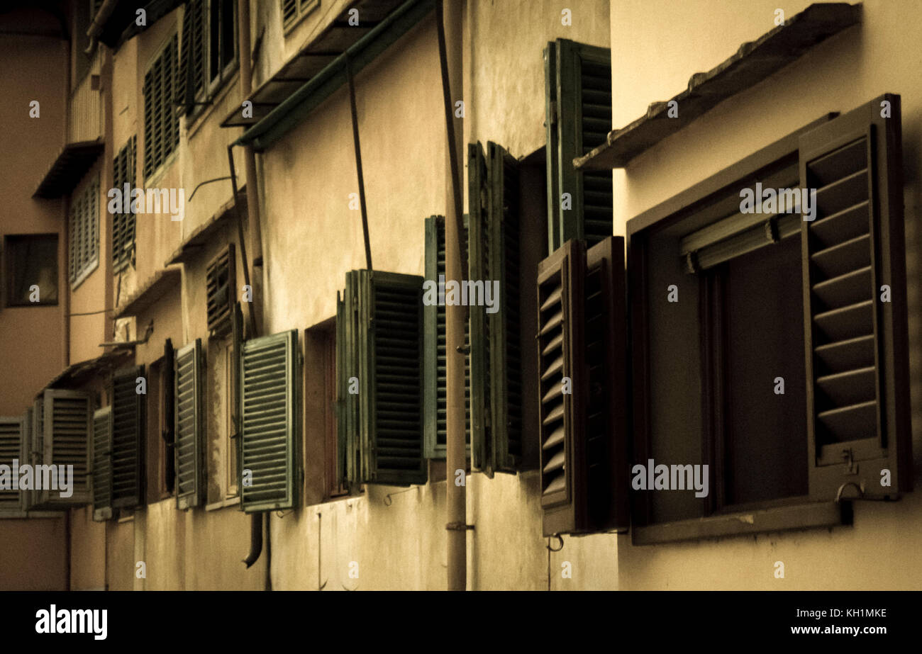 Alte Fenster der Ponte Vecchio in Florenz in der Toskana Stockfoto