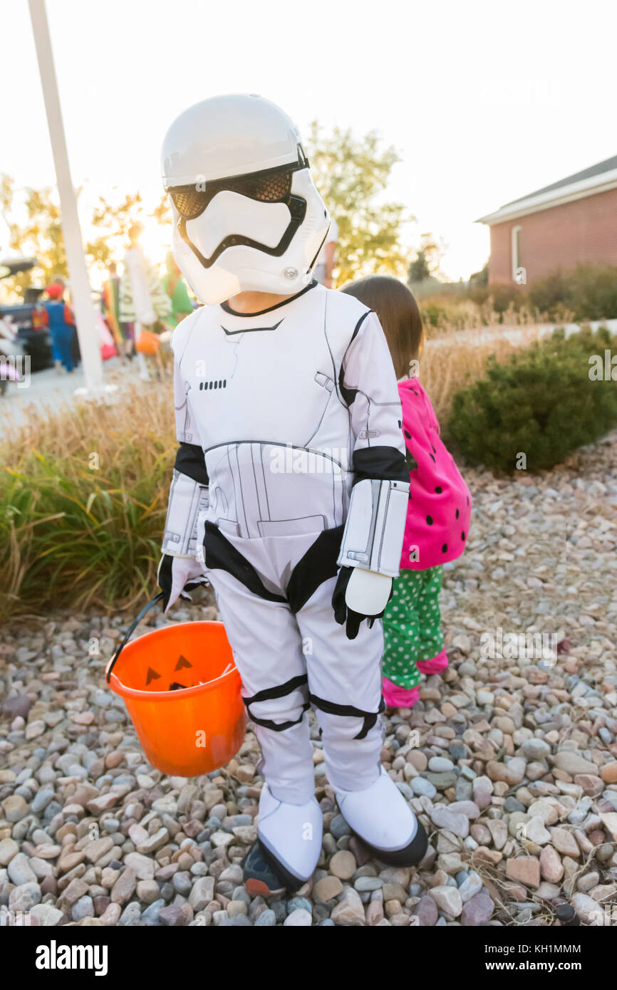 Little Boy in white Storm Trooper costume Holding candy Schaufel Stockfoto