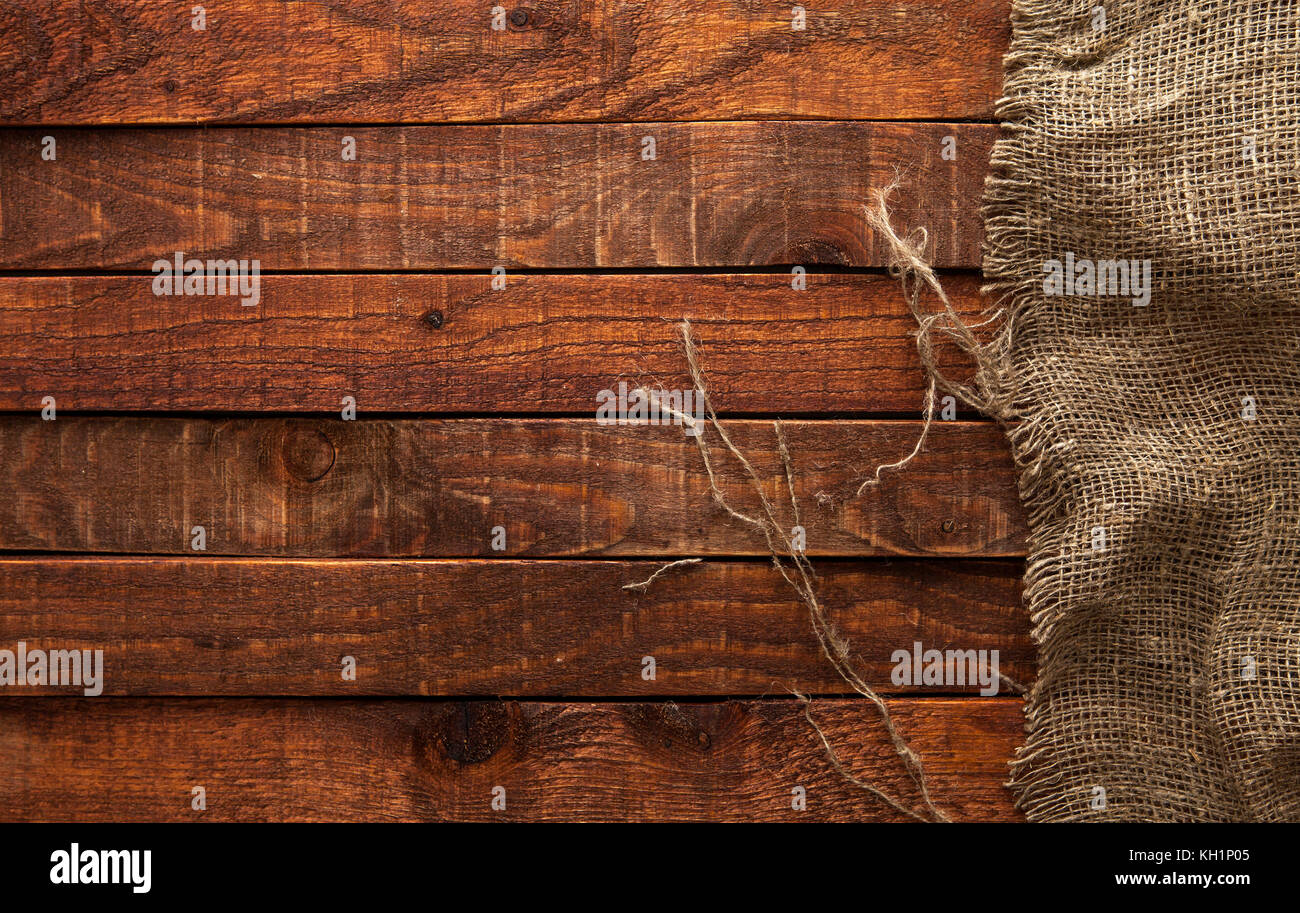 Sackleinen Textur auf hölzernen Tisch Hintergrund. Holztisch mit Plünderungen Stockfoto