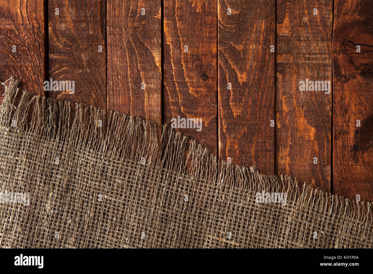 Hessische Textur auf hölzernen Tisch Hintergrund. Holztisch mit Plünderungen Stockfoto