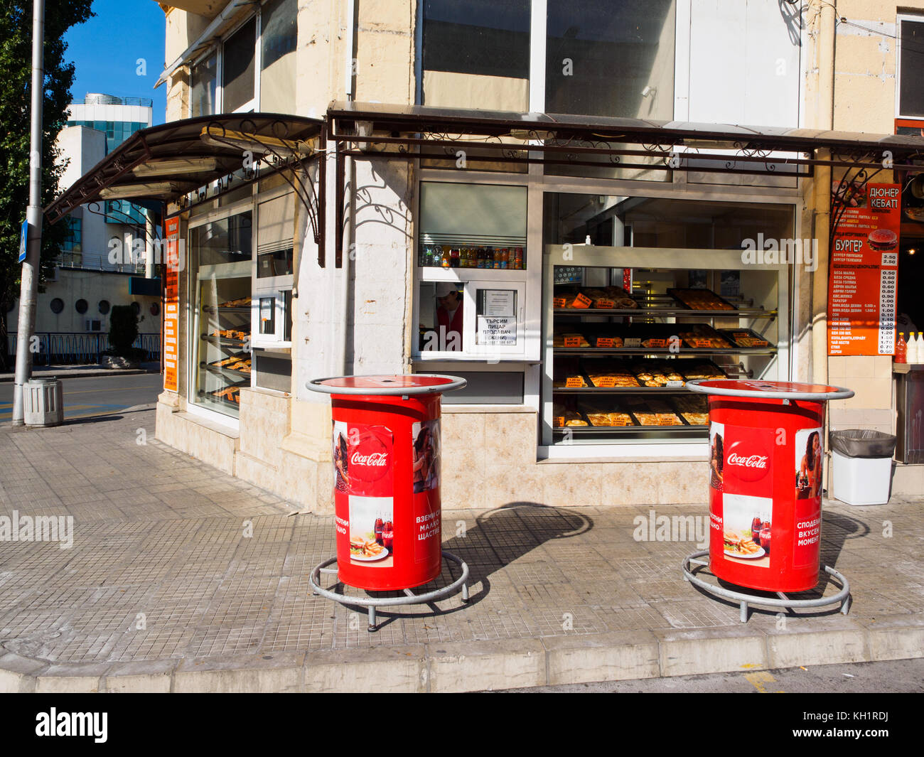 Vor einer Bäckerei in Haskovo, Bulgarien. Stockfoto
