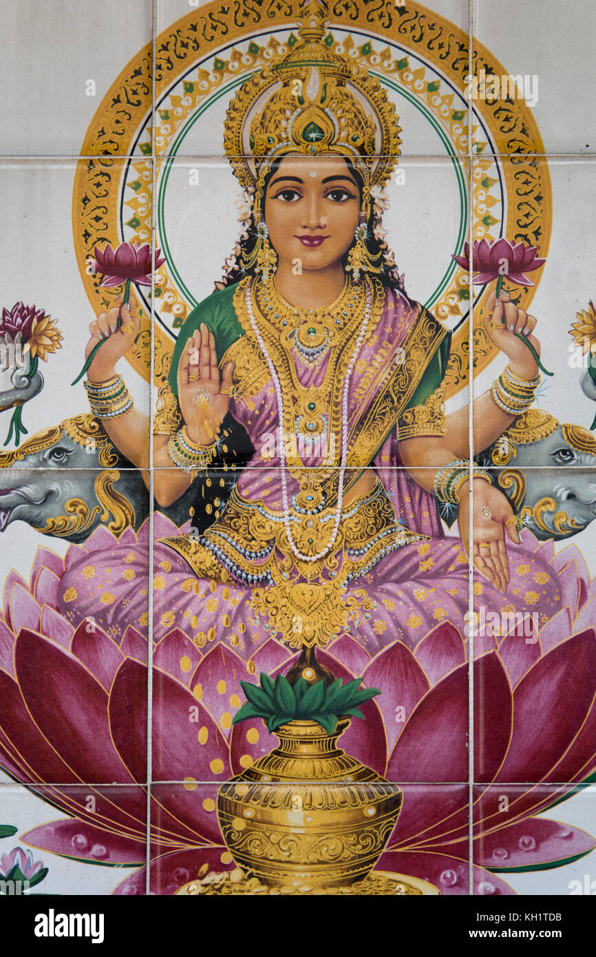 Wandgemälde mit hinduistischer Gottheit und Lotusblumen auf Wandfliesen im Sri Mahamariamman Tempel, Chinatown, Kuala Lumpur, Malaysia Stockfoto