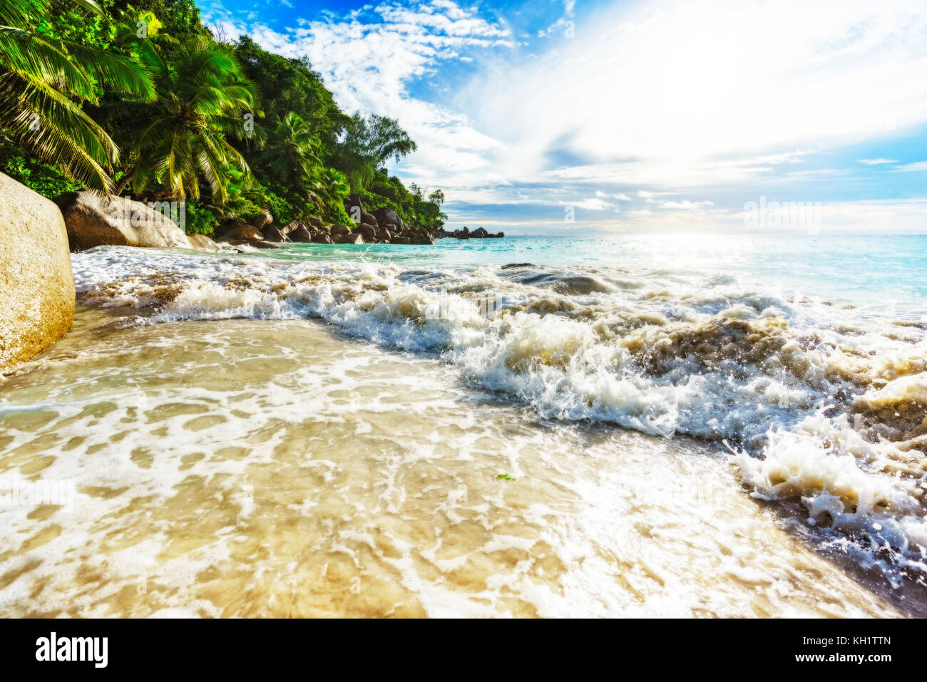 Sonnigen Tag am Paradise Beach mit großen Granitfelsen, türkisfarbenes Wasser, weißer Sand und Palmen an der Anse Georgette, Praslin Seychellen Stockfoto