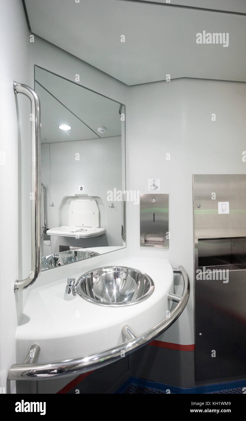 Wc wc Zimmer im modernen Zug Stockfoto