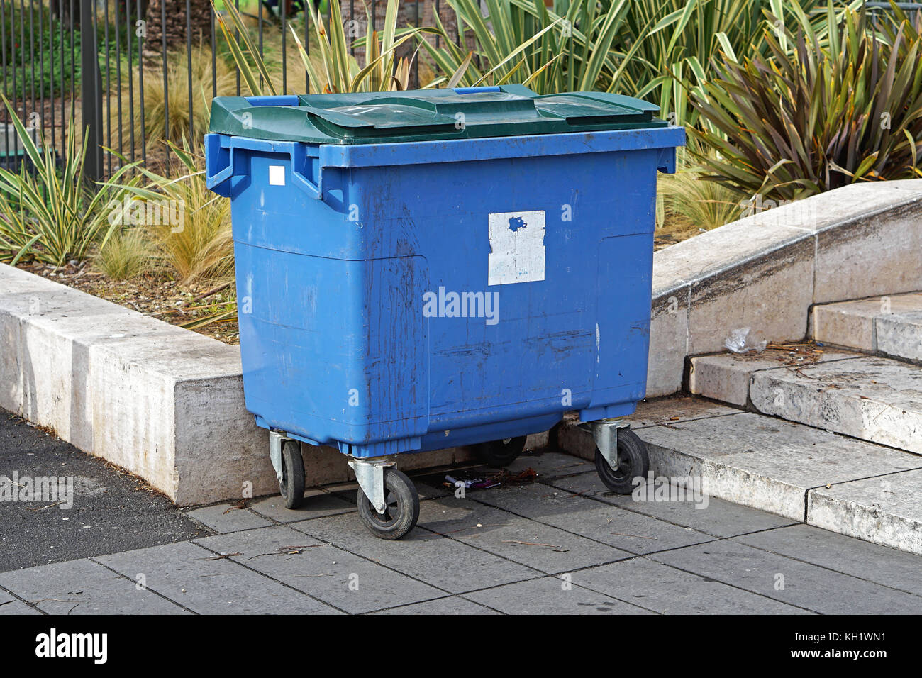 Blau Kunststoff Behälter für Müll und Abfall Stockfoto
