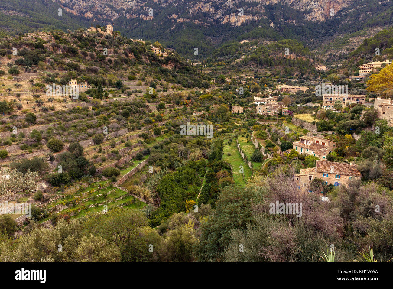 Blick über das Dorf deja Mallorca Spanien. der Serra de Tramuntana zum Weltkulturerbe durch die Unesco im Rahmen der Kulturlandschaft categ erklärt wurde. Stockfoto