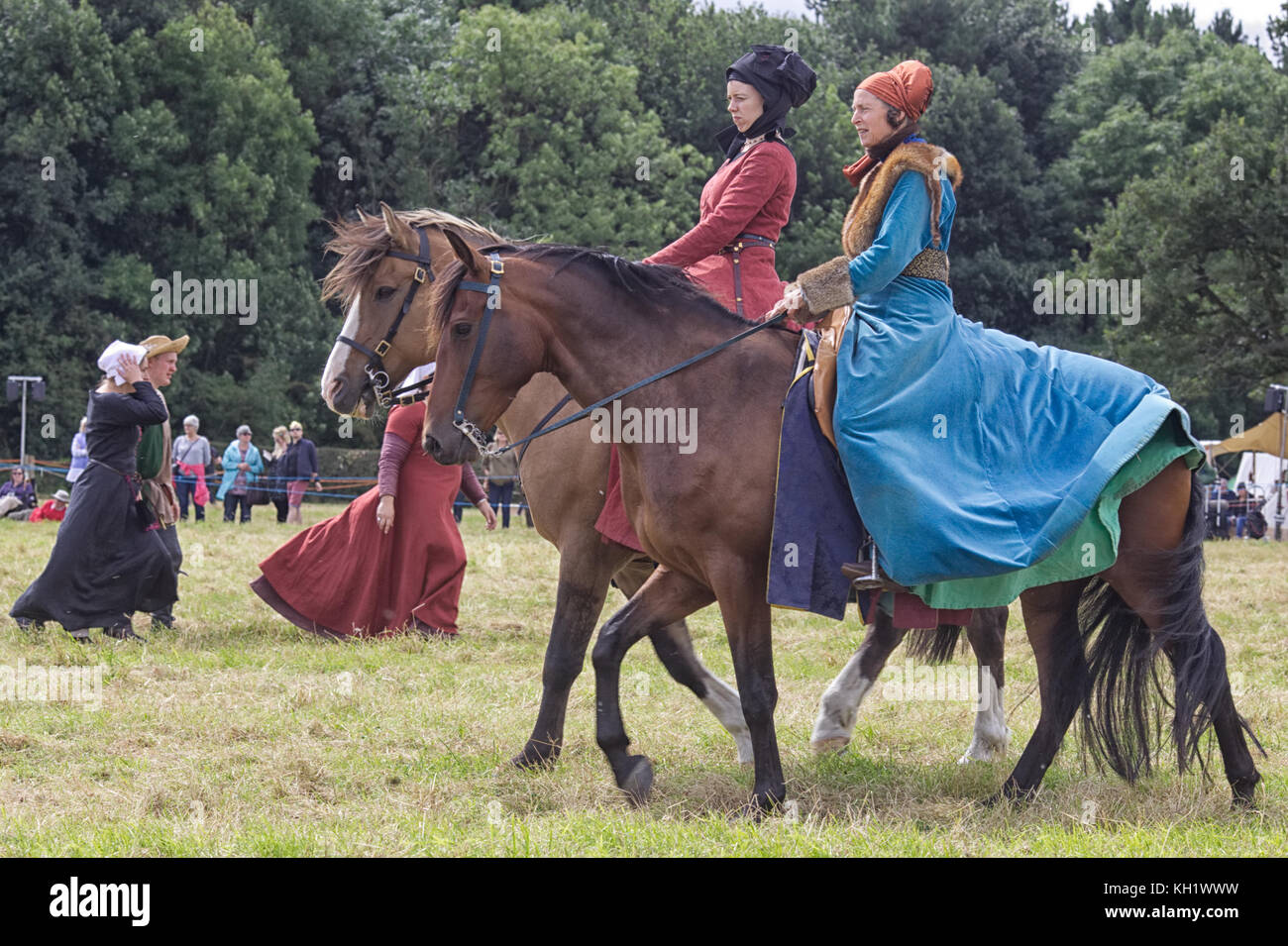 Meine Damen zu Pferde in mittelalterlichen Kleid auf einem Ausstellungsgelände Stockfoto