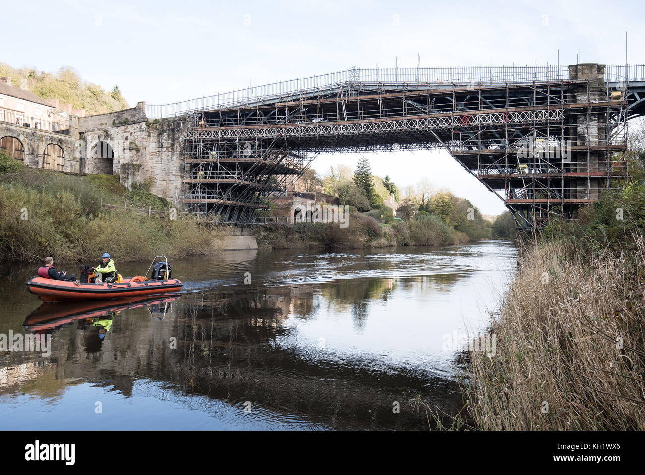 Auf 0001 Montag, 13. November Spezialist Restauratoren Arbeiten für English Heritage wichtige Reparaturarbeiten an Iron Bridge beginnen mit einem Embargo belegt, über den Fluss Severn in Shropshire, in a&Pound; 3,6 Millionen Projekt, um es zu schonen. Die Brücke, die 1779 errichtet wurde, war die erste Single, span Bogenbrücke der Welt aus Gusseisen und markiert einen Wendepunkt in der britischen Engineering. Stockfoto