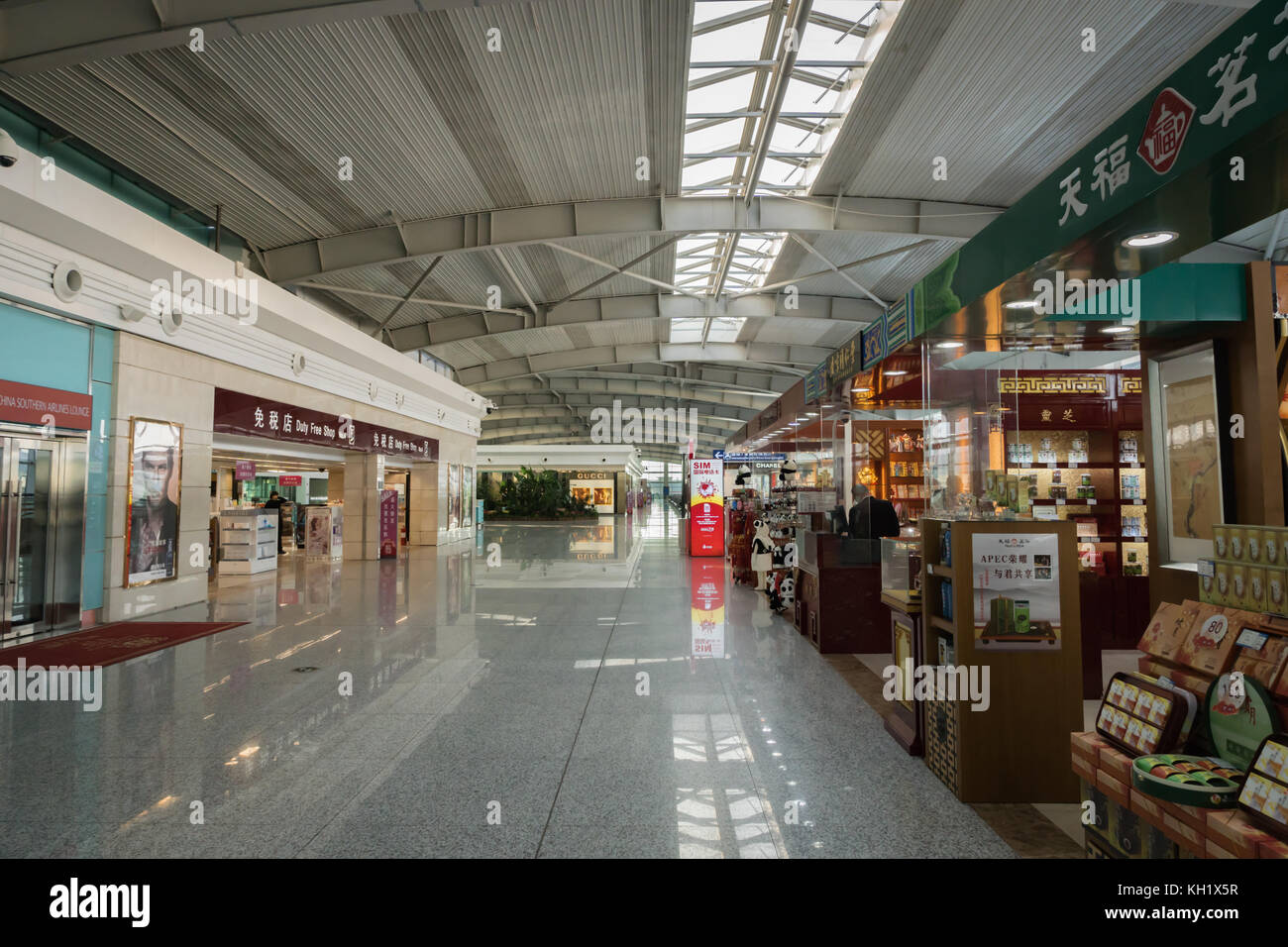 Dalian, China - Oktober 2017: Innenarchitektur im Inneren des internationalen Flughafens Dalian Zhoushuizi in China. Stockfoto