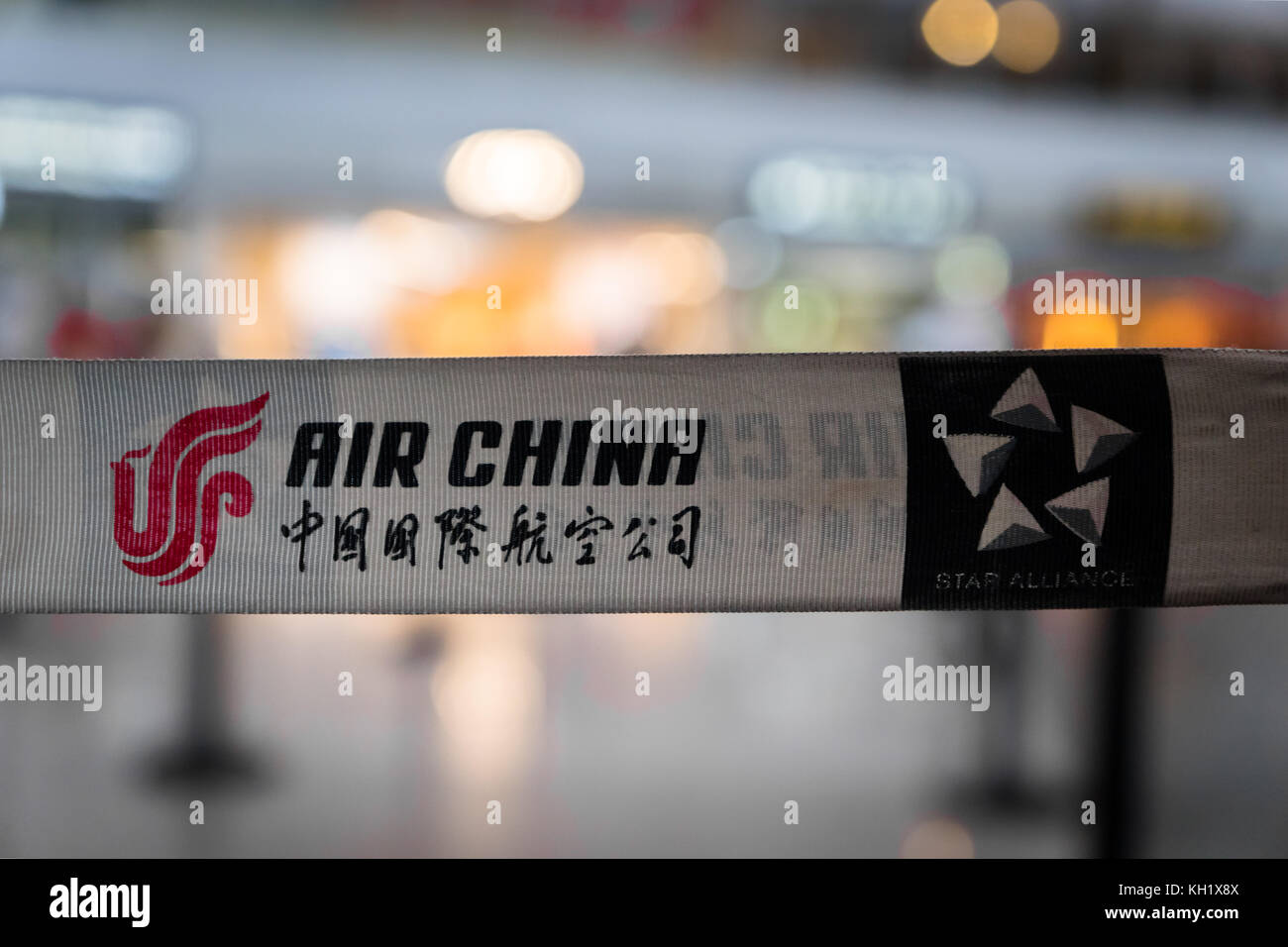 In Peking, China - Oktober 2017: Air China Firmenlogo am Flughafen Peking in China. Air China ist die Fluggesellschaft der Volksrepublik China. Stockfoto