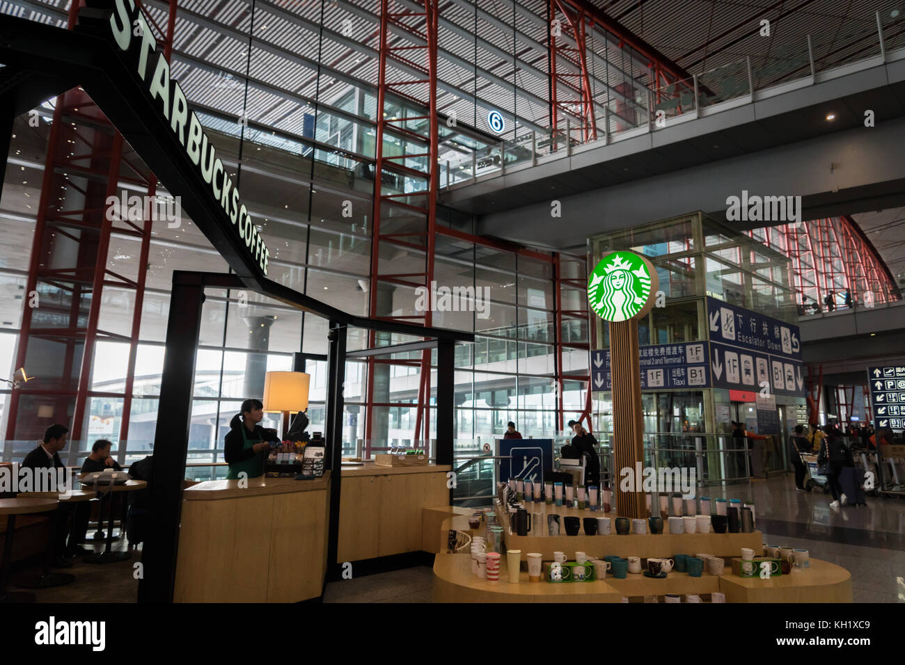Peking, China - Oktober 2017: Starbucks Coffee Shop am Flughafen Peking, China. Starbucks Coffee ist eine amerikanische Kaffeehauskette, die weltweit tätig ist Stockfoto