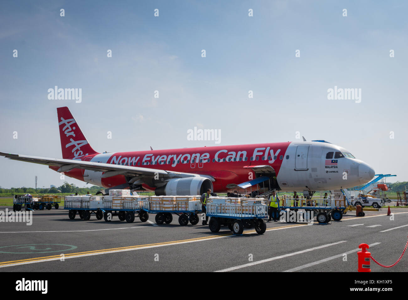 Semarang, Indonesien - Oktober 2017: Air Asia airbus landete bei Sonnenaufgang - Ahmad Yani International Airport, semarng, Indonesien. Stockfoto