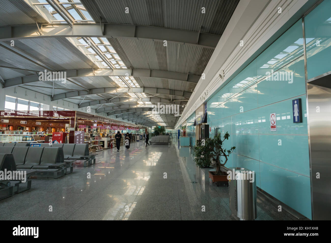 Dalian, China - Oktober 2017: Innenarchitektur im Inneren des internationalen Flughafens Dalian Zhoushuizi in China. Stockfoto