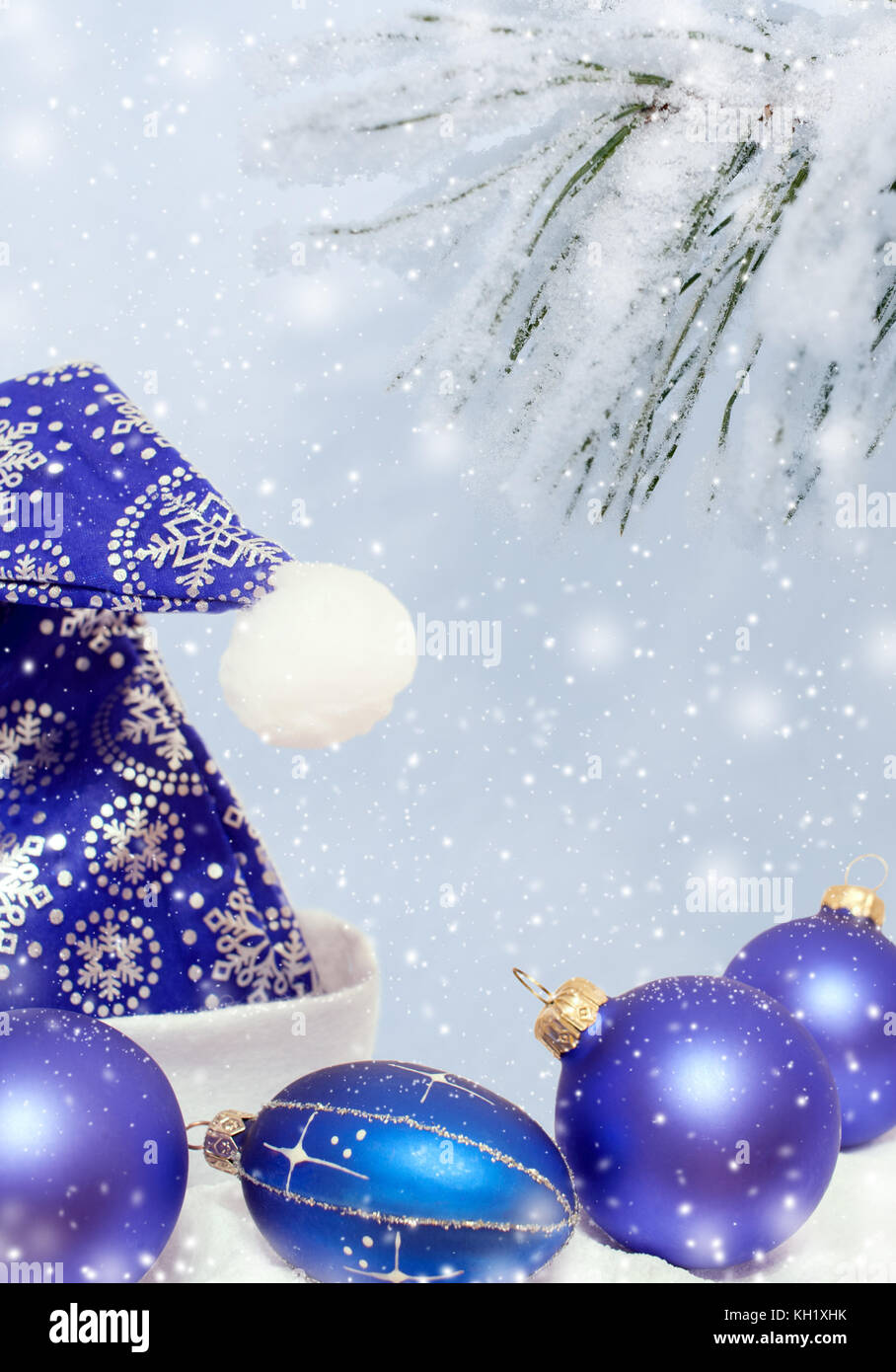 Blau dekoriert mit Schneeflocken hat Weihnachtsmann, Weihnachten Spielzeug blauen Kugeln und mit Schnee bedeckt. Stockfoto