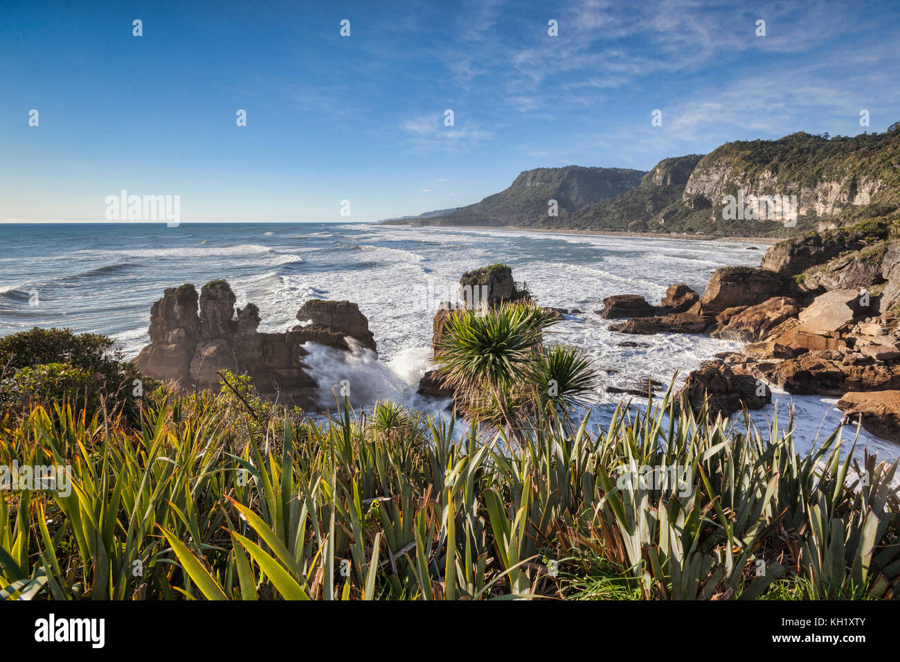 Die Flut stampfen auf der felsigen Küste bei Punakaiki im Paparoa Nationalpark an der Westküste der Südinsel, Neuseeland. nativ Stockfoto