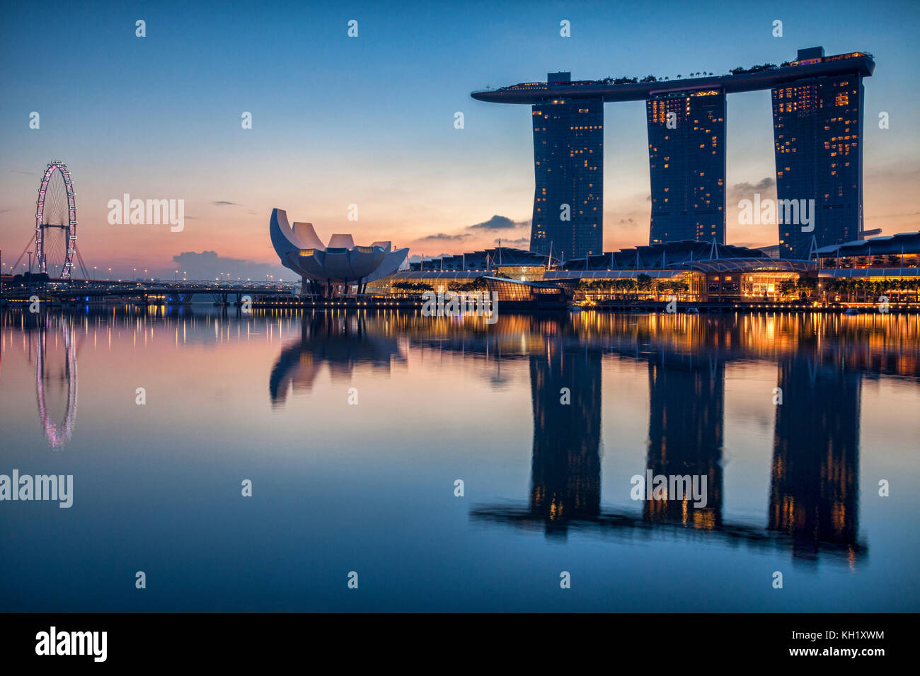 Skyline von Singapur mit Marina Bay Sands, Kunst- und Wissenschaftsmuseum und Singapore Flyer spiegeln sich im Hafen wider. Stockfoto