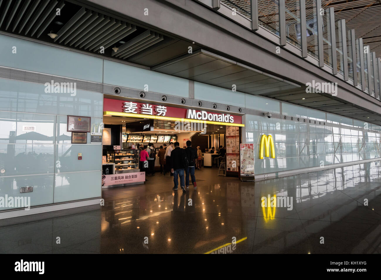 Peking, China - Oktober 2017: McDonalds-Shop am Flughafen Peking, China. McDonalds ist eine US-amerikanische Restaurantkette, die weltweit tätig ist Stockfoto