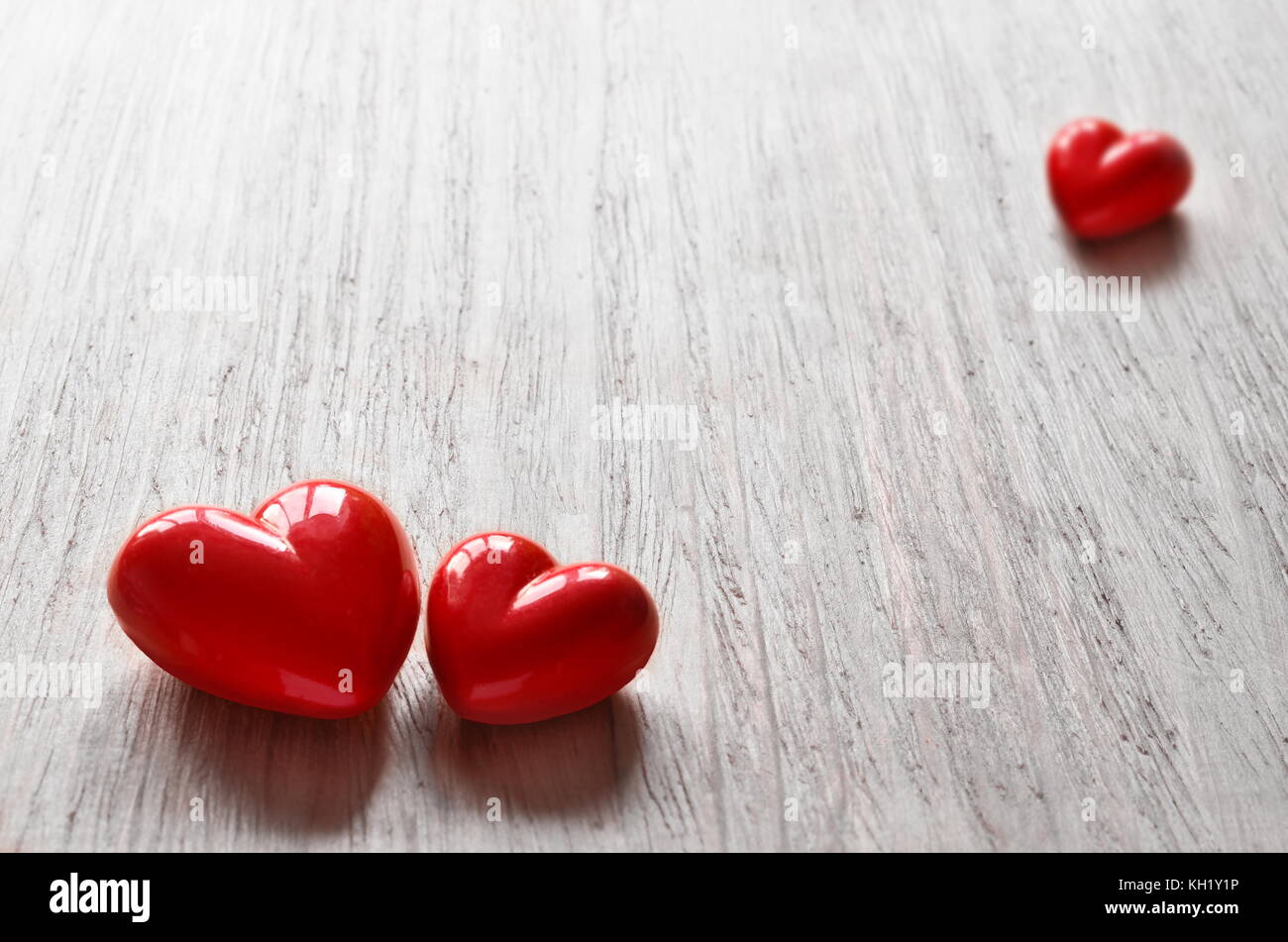 Drei Candy Herzen zum Valentinstag mit grauem Hintergrund. Stockfoto