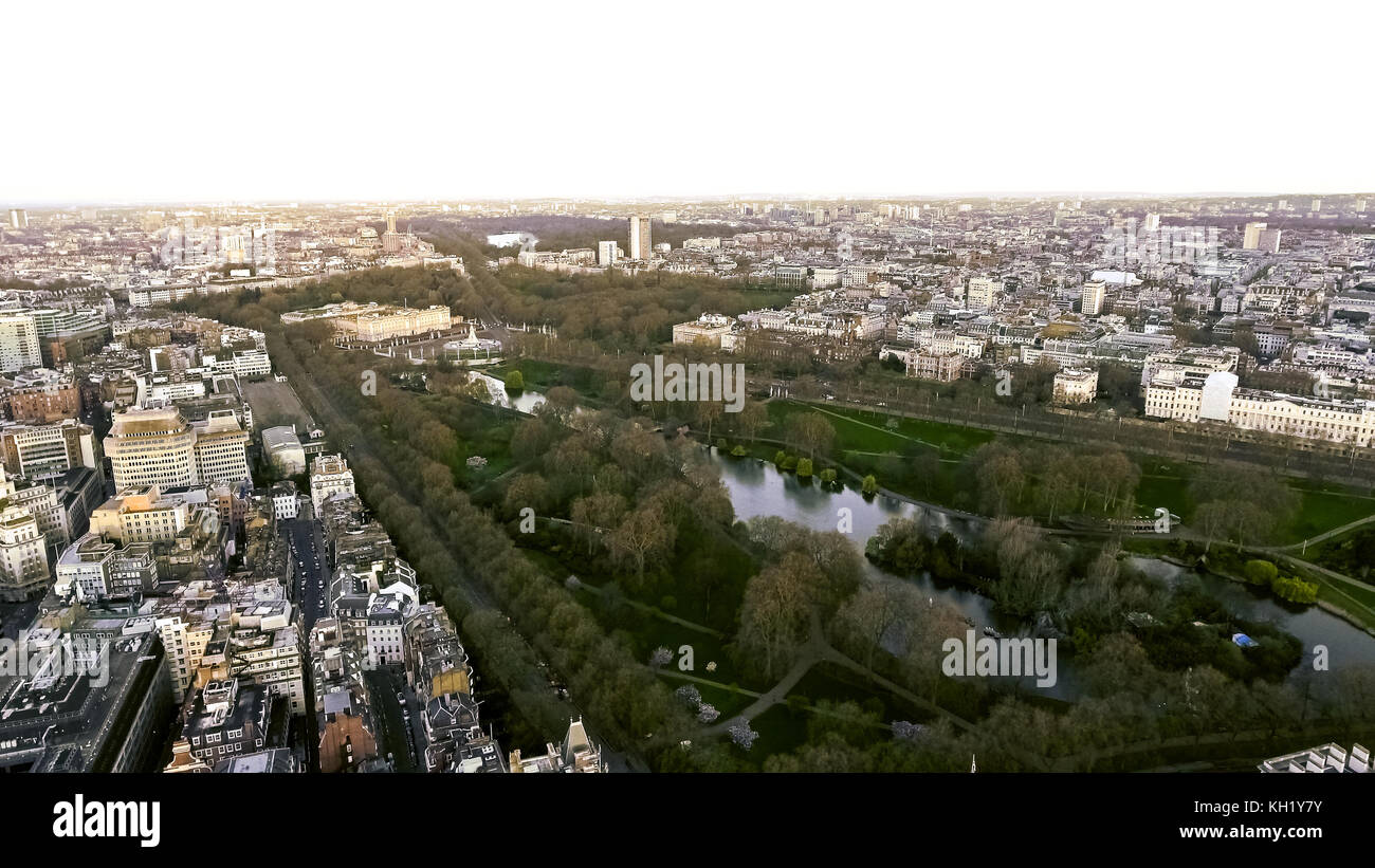 Luftaufnahme von Buckingham Palace und St. James Park in London, England, Großbritannien Stockfoto