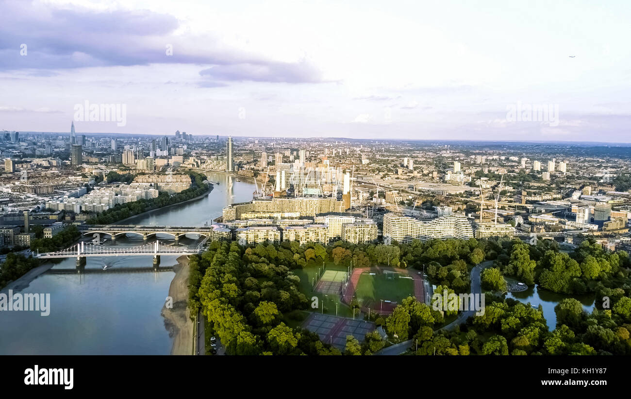 Luftaufnahme von Battersea Power Station und Battersea Park feat. Laufstrecken und Felder, Chelsea Bridge, Themse in London 4k Stockfoto