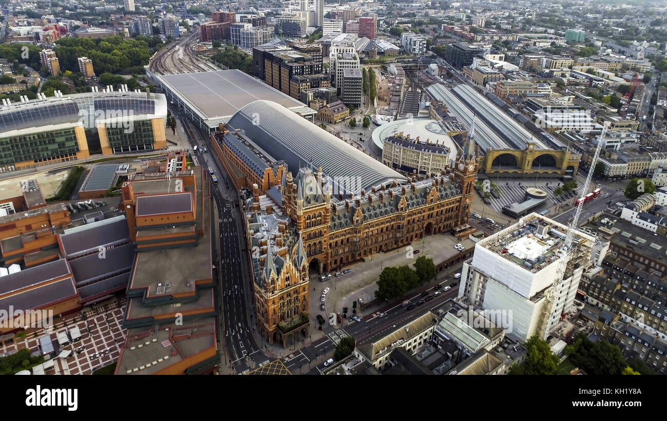 Luftaufnahme von Iconic Architektur und Sehenswürdigkeit Kings Cross und den Bahnhöfen St. Pancras in London, Großbritannien Stockfoto