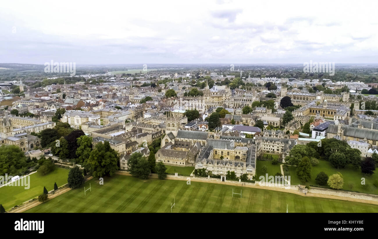 Luftaufnahme der Universität Oxford iconic Bildung Wahrzeichen feat. College und Campus. Überfliegen um prestigeträchtige Stiftskirche Forschung Universität Stockfoto