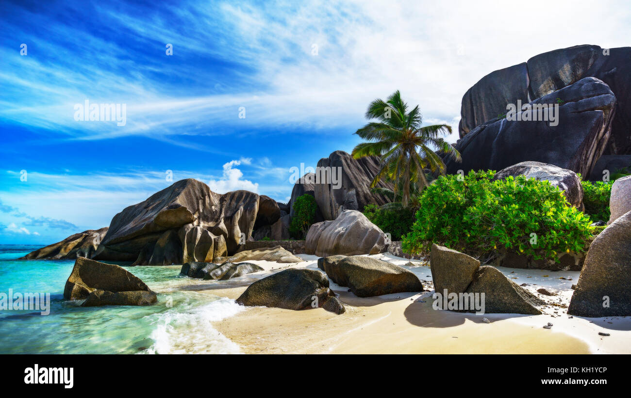 Türkisfarbenes Wasser, Granitfelsen und Palmen im weißen Sand von Anse Source D'Argent auf den Seychellen Stockfoto