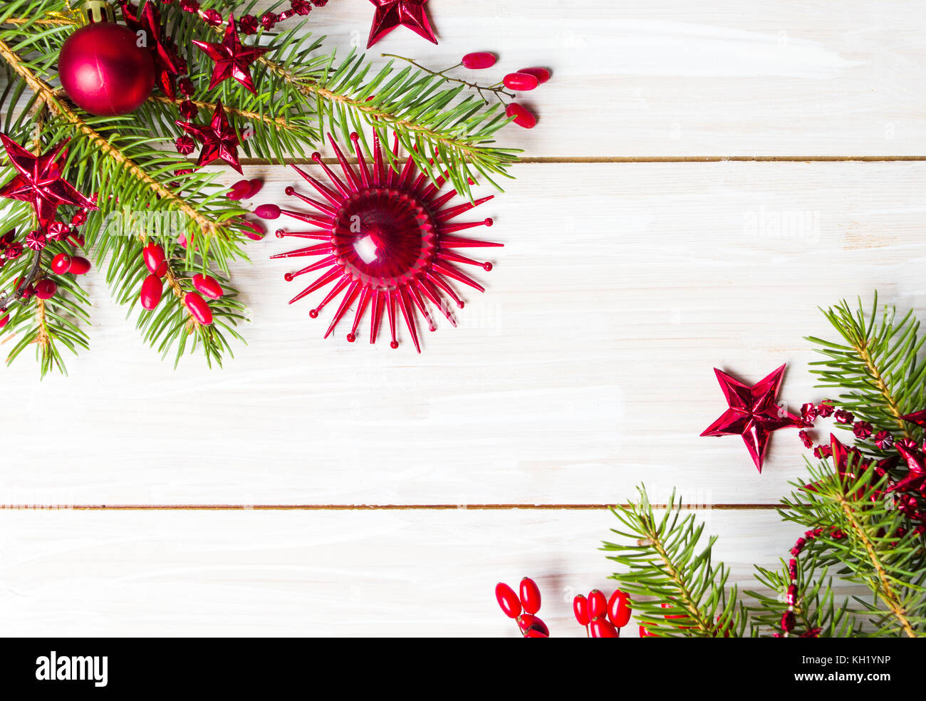 Rot Weihnachten Dekoration und Tanne mit Copyspace Stockfoto