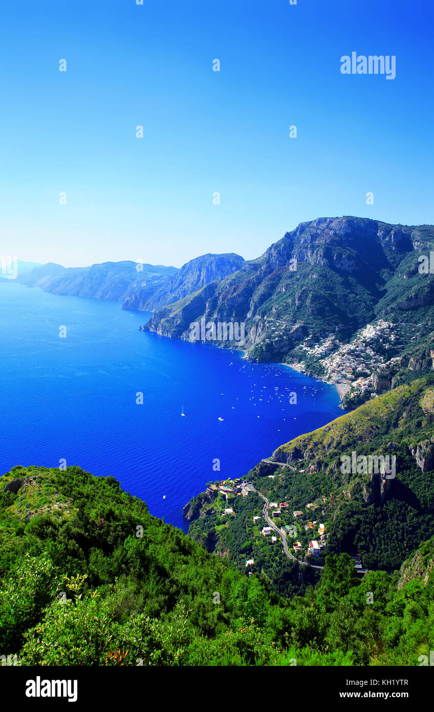 Küste von Amalfi, Positano, Halbinsel von Sorrento, Kampanien, Italien. Blick vom Pfad der Götter, Sentiero degli Dei. Stockfoto