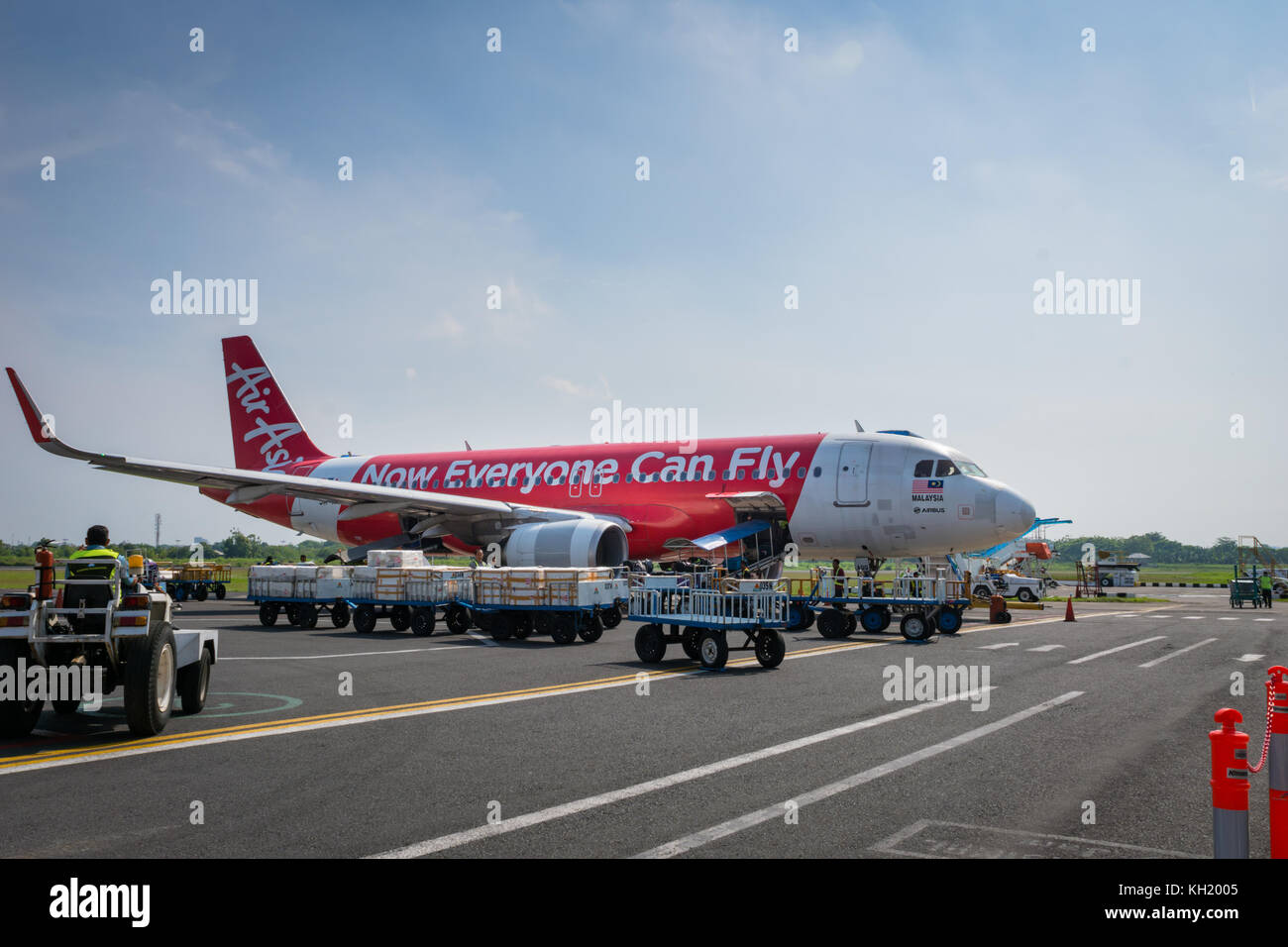 Semarang, Indonesien - Oktober 2017: Air Asia airbus landete bei Sonnenaufgang - Ahmad Yani International Airport, semarng, Indonesien. Stockfoto