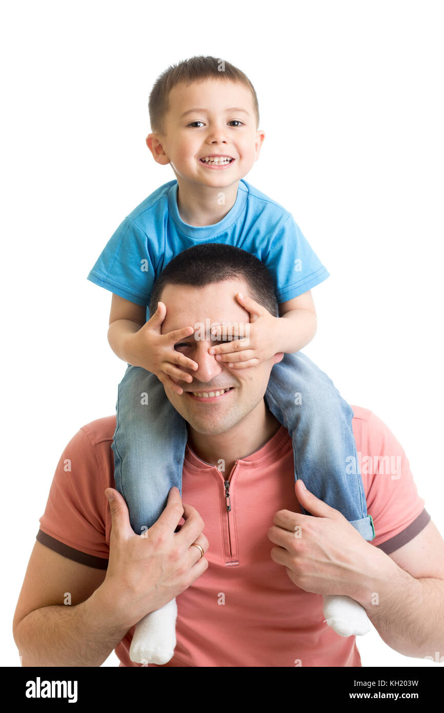 Kind schließt Hände Augen Vater. happy Little Boy mit Reiten auf des Vaters zurück. Happy Family Portrait. Lachen Vati mit Kind auf weißem Hintergrund. Stockfoto