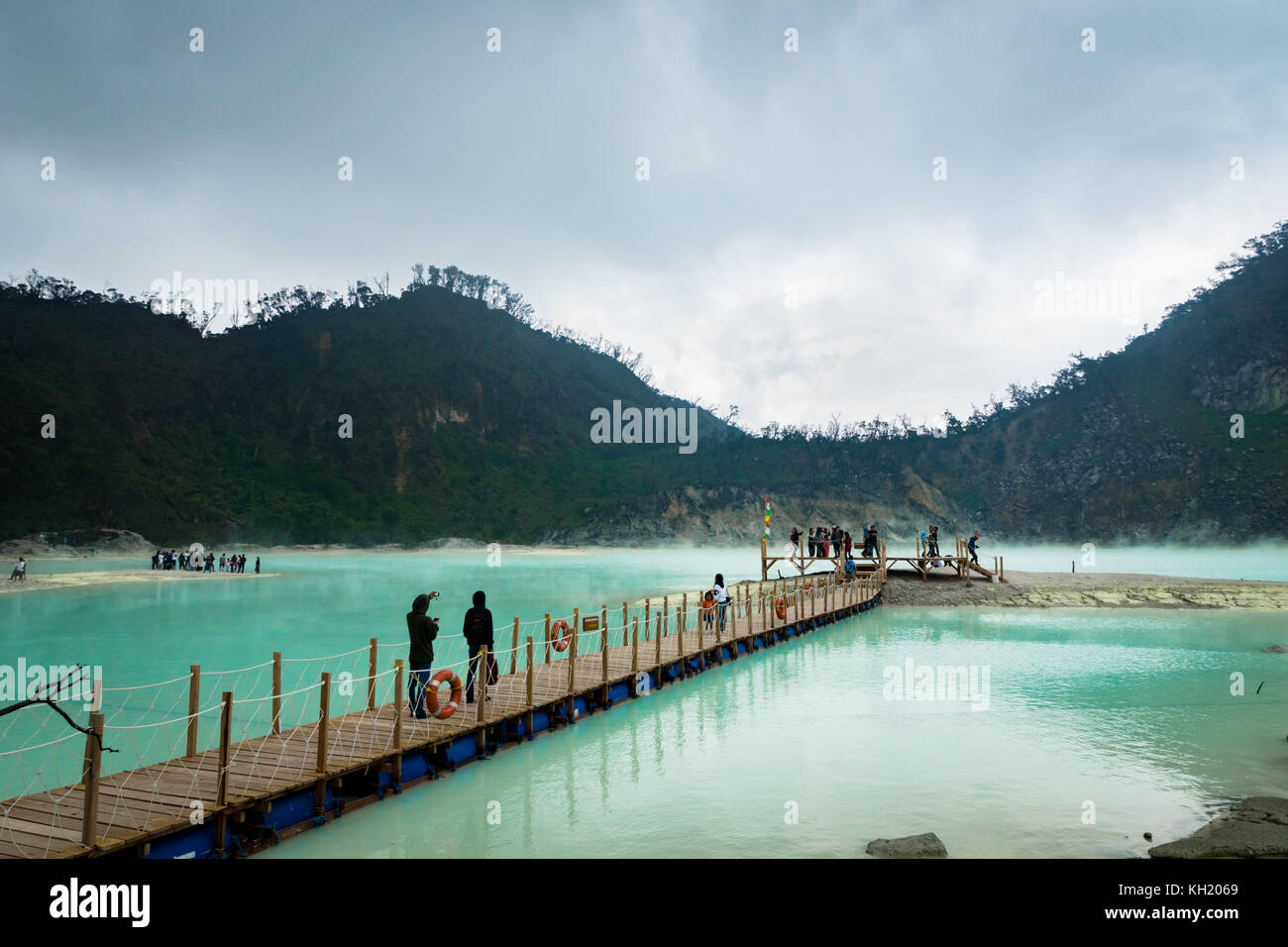 Bandung, Indonesien 2017 - Oktober 2017: Besucher bei kawa Putih, "Weißen Krater" in Bandung, West Java, Indonesien. Stockfoto