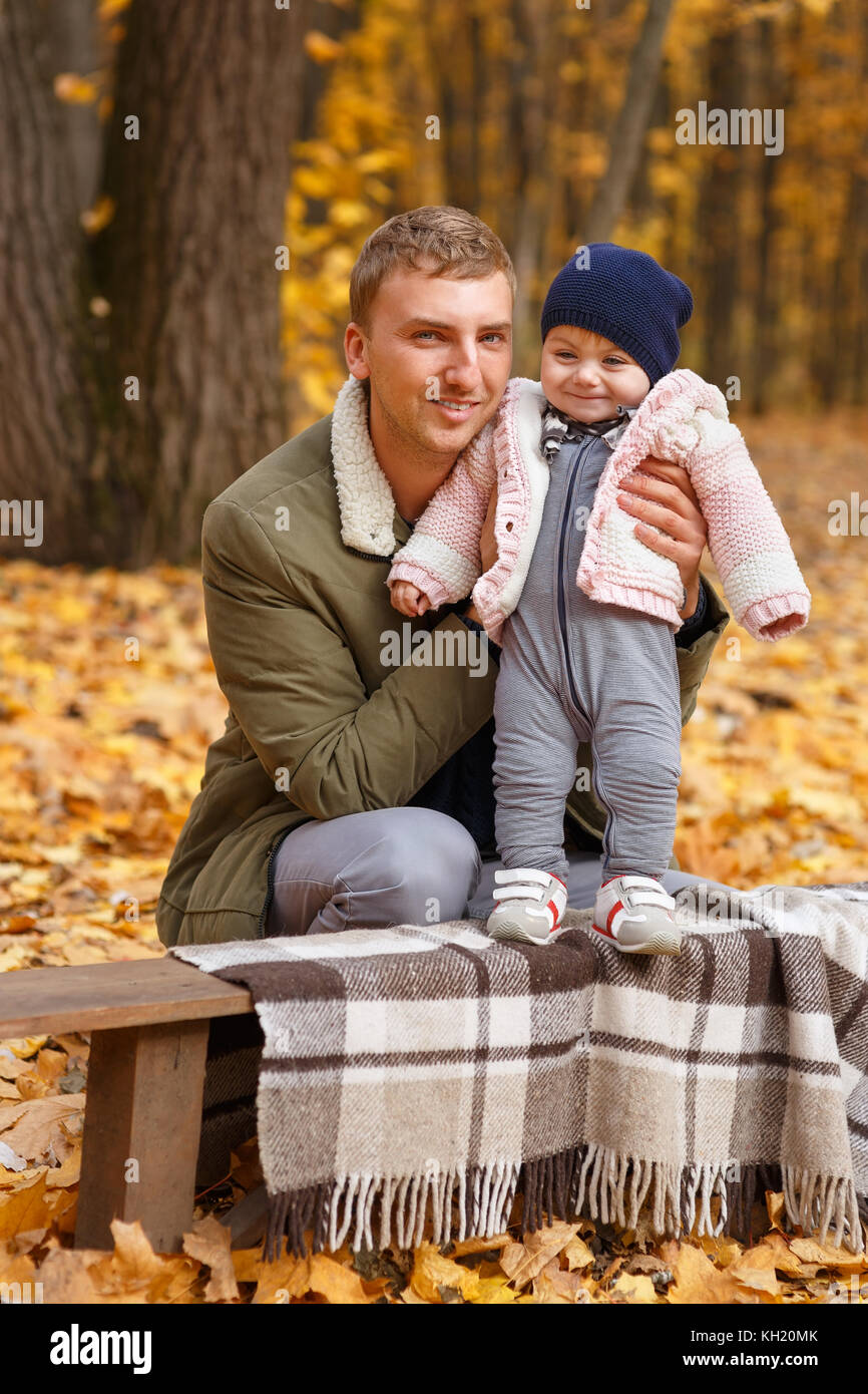 Junge Vater mit einer kleinen Tochter im Herbst Park. Happy Family, väterlichen Liebe, Herbst, draußen Konzept Stockfoto