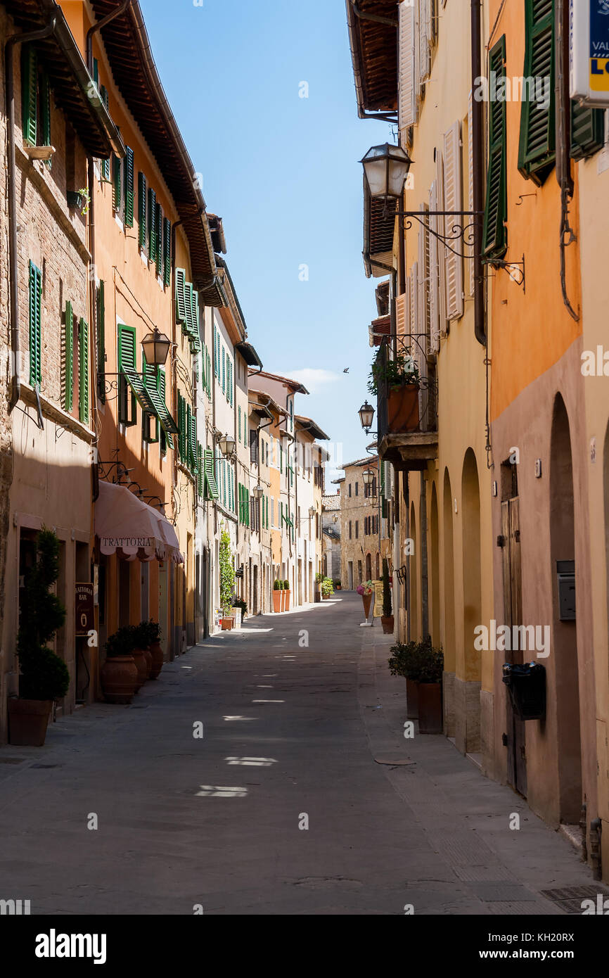 Schmale Straße mit alten Fassaden in einem Dorf in der Toskana - Italien Stockfoto
