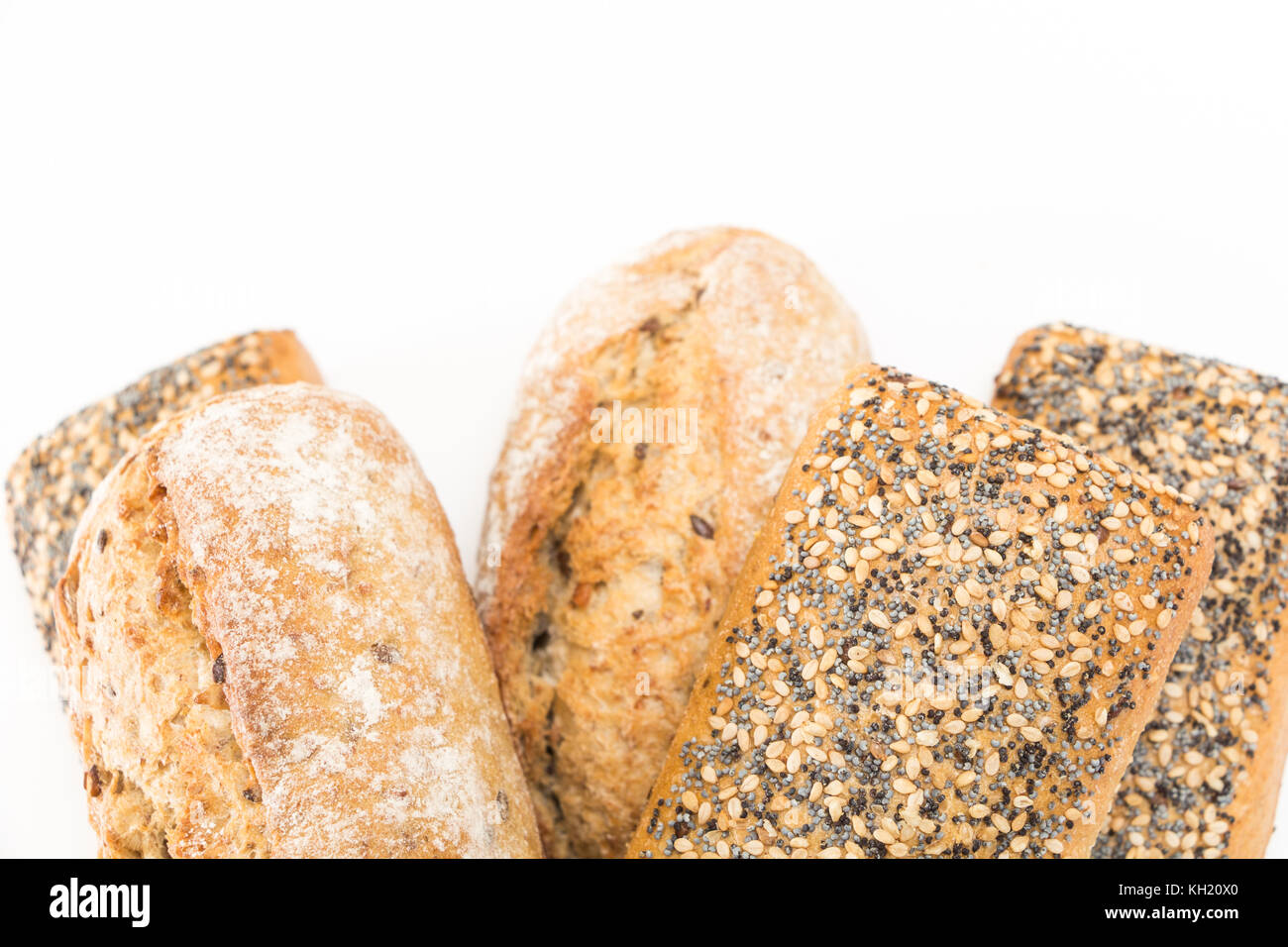 Vollkorn sandwich Brötchen mit Samen, auf weißem Hintergrund. Stockfoto