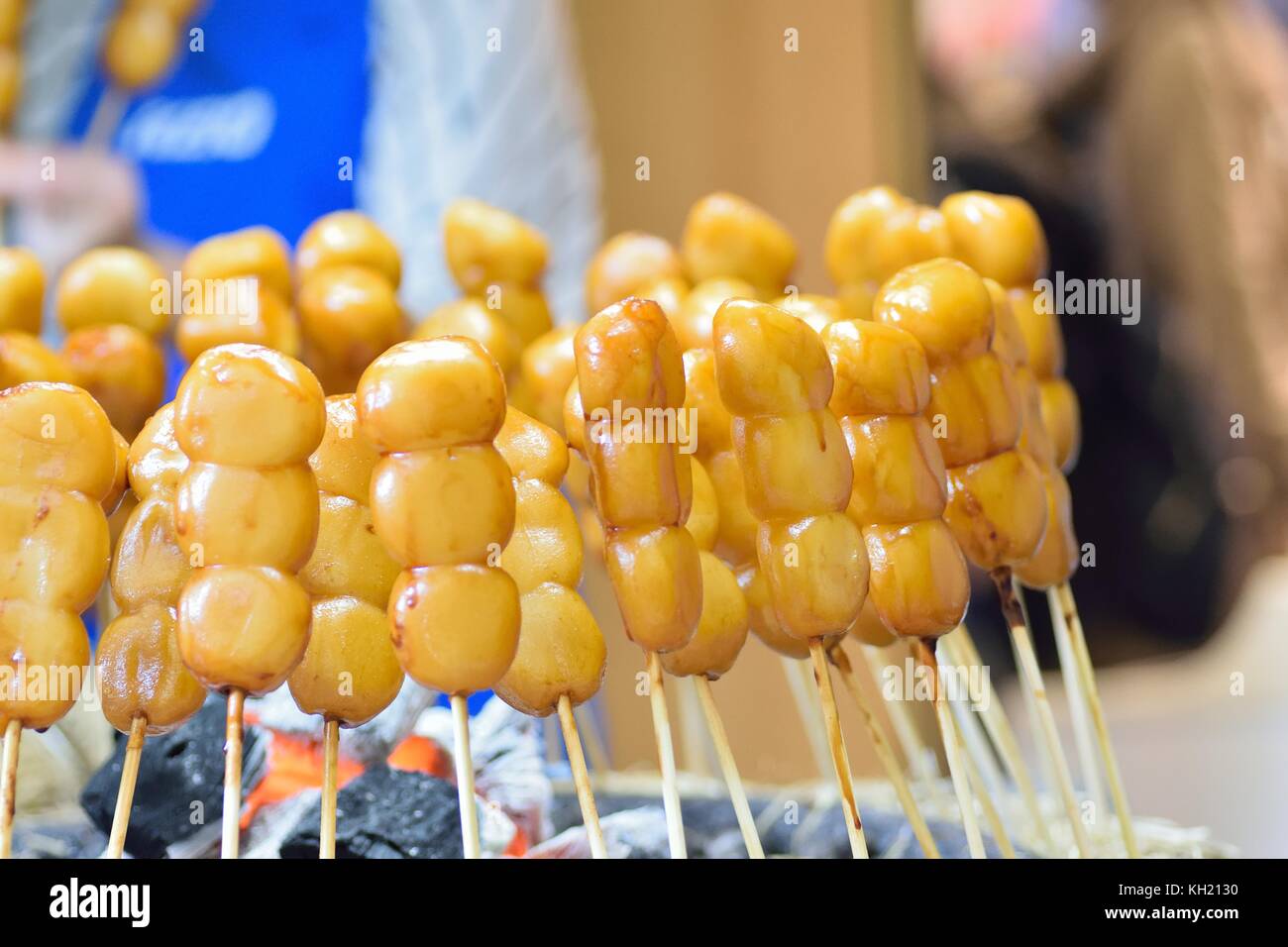 Japanische Street Food Dango (Reis Knödel) Süßspeise während des traditionellen Festival Stockfoto