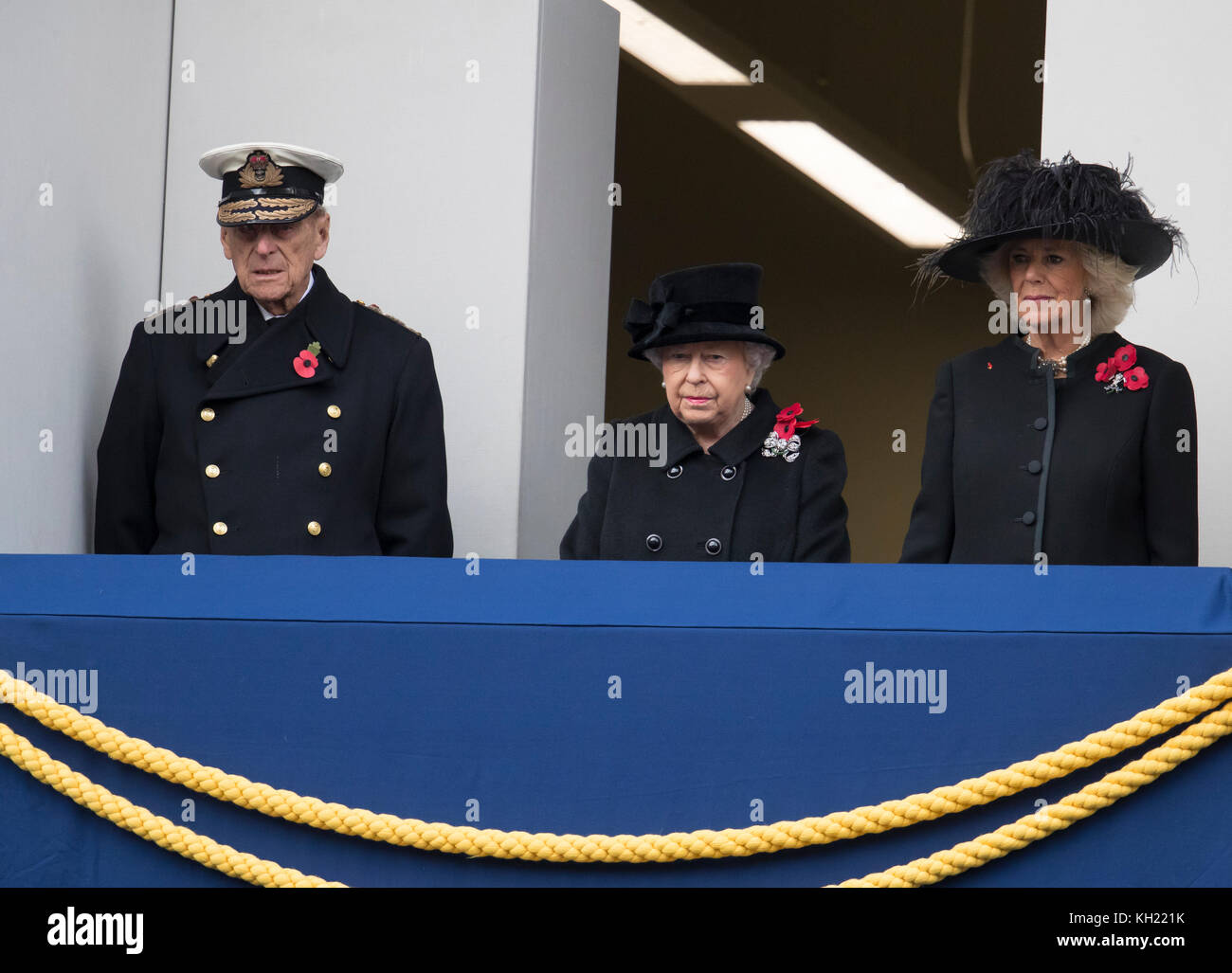 Die britische Königin Elisabeth II. Steht auf dem Balkon mit dem britischen Prinzen Philip, Duke of Edinburgh, und der britischen Camilla, Duchess of Cornwall, während der Gedenkfeier am 12. November 2017 im Cenotaph in Whitehall im Zentrum Londons. Jährlich werden während des Gedenktages in den Commonwealth-Ländern Gottesdienste abgehalten, um Soldaten und Frauen zu gedenken, die seit dem Ersten Weltkrieg im Dienst waren Stockfoto