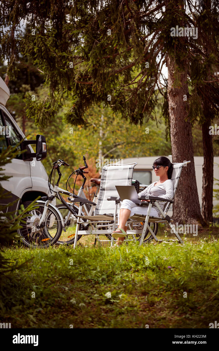Frau am Laptop in der Nähe des Camping suchen. caravan Auto Urlaub. Urlaub Reisen, Urlaub im Reisemobil rv. wi-fi Verbindung Informatio Stockfoto Frau am Laptop in der Nähe des Camping suchen. caravan Auto Urlaub. Urlaub Reisen, Urlaub im Reisemobil rv. wi-fi Verbindung Informatio Stockfoto