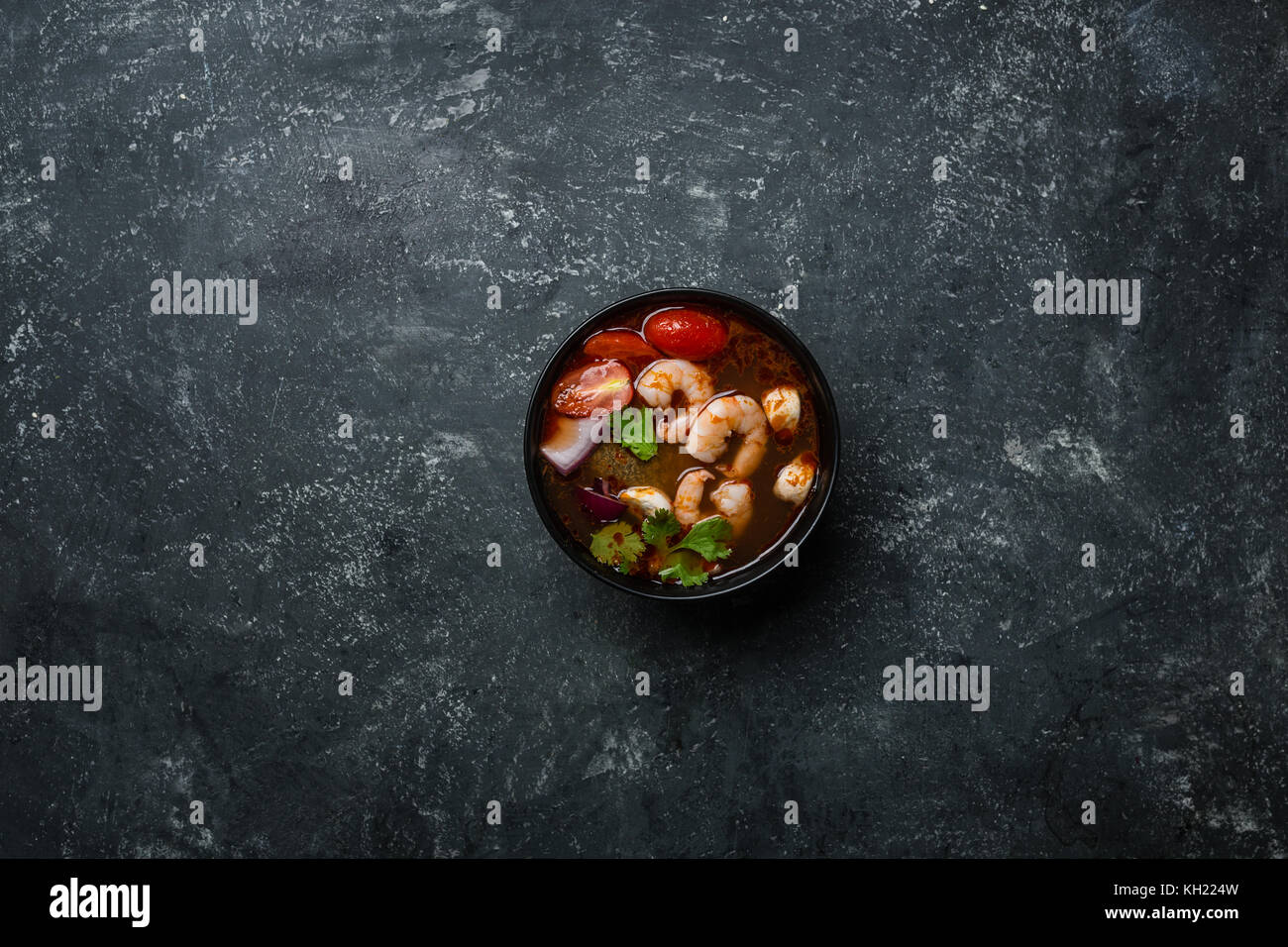 Spicy Thai Suppe Tom Yam mit seafoodon auf einem Vintage farbigen Hintergrund. Ansicht von oben. Stockfoto