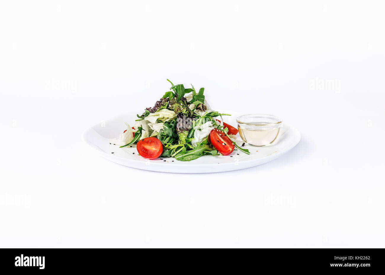 Frischen asiatischen Salat auf weißem Hintergrund. Stockfoto