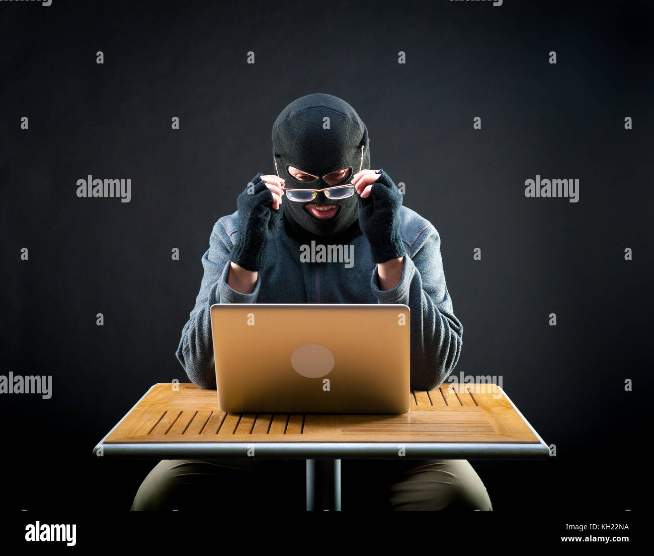 Kurzsichtige Angreifer Brille trägt, er bereitet die Arbeit zu beginnen Stockfoto